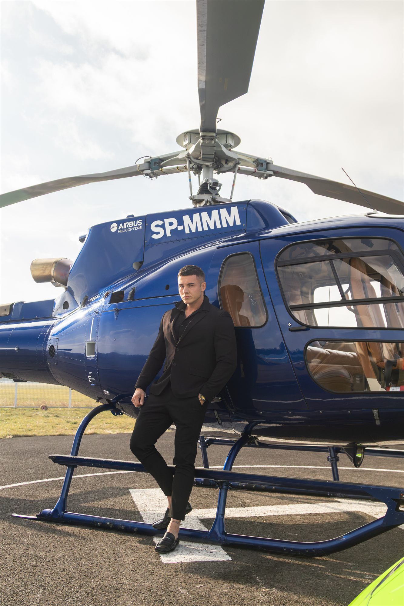 Mężczyzna w czerni na płozie helikoptera