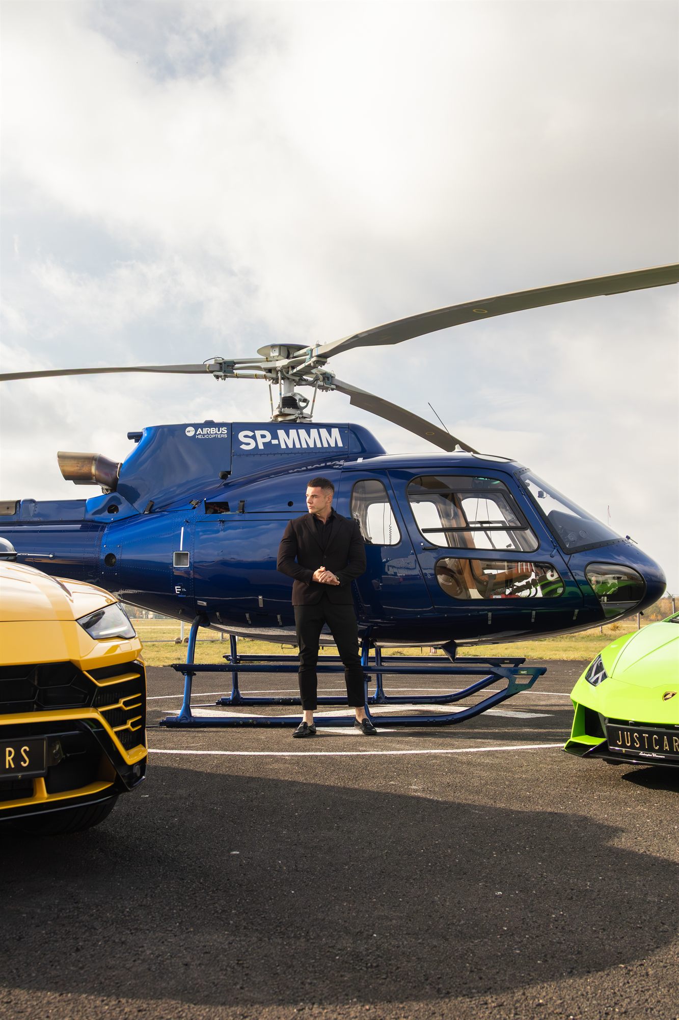 Helikopter i dwa Lamborghini na lądowisku