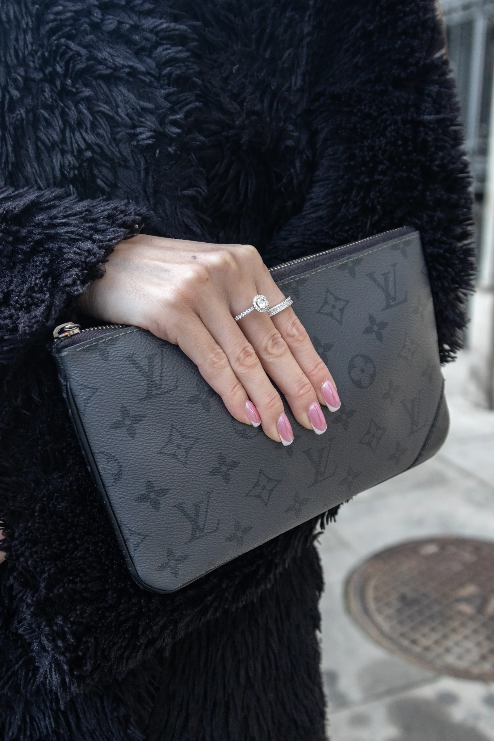 Pierścionek zaręczynowy na dłoni z torebką Louis Vuitton